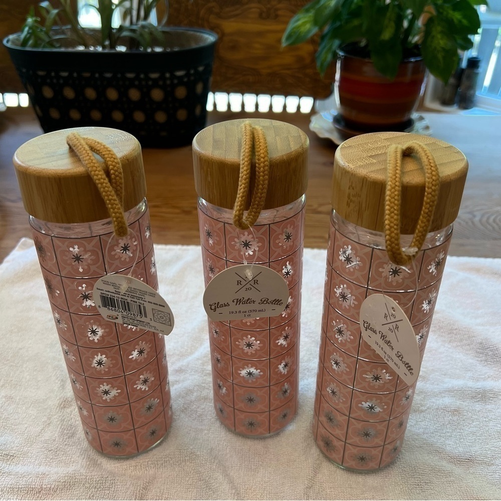 3 R & R GLASS WATER BOTTLE 19.3 FL. OZ
Snowflake Pink Pattern.